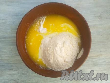 Всыпать разрыхлитель, а затем, постепенно подсыпая муку, замесить мягкое, гладкое тесто.