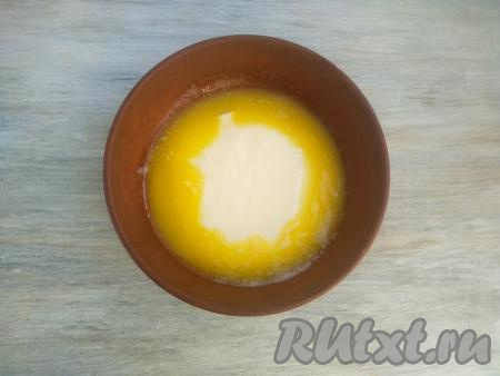 К растопленному маслу добавить соль, сахар, ванилин, влить кефир.