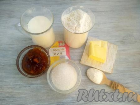 Подготовить ингредиенты для приготовления рогаликов на кефире без дрожжей.