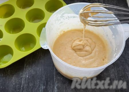 Тщательно, но аккуратно перемешиваем тесто ложкой (или венчиком) до однородного состояния. Тесто для кексов по консистенции будет напоминать густую сметану (как на фото). Наше тесто для апельсиновых кексов готово.