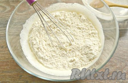 В получившуюся бананово-молочную смесь всыпать мучную смесь, перемешать тесто венчиком.