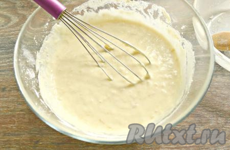 Тесто для панкейков должно получиться достаточно густым, не страшно, если будут встречаться мелкие кусочки банана.