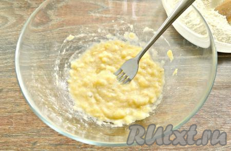 Очистить банан, размять его в широкой миске вилкой до получения густого пюре. Банан лучше выбирать зрелый или даже перезрелый.