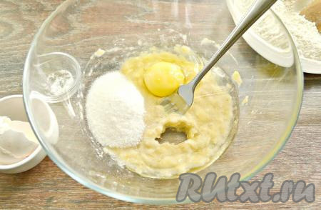 К банановому пюре вбить сырое яйцо, всыпать сахар и 2 щепотки&nbsp;соли, влить растительное масло.