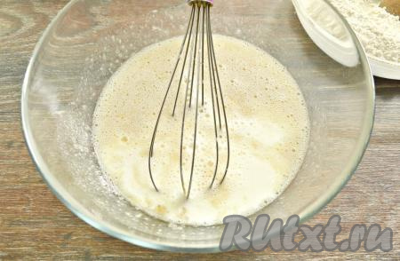 В получившуюся банановую смесь влить ТЁПЛОЕ молоко, перемешать венчиком бананово-молочную смесь.