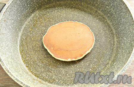 Жарить банановый панкейк ещё, примерно, 1 минуту, а затем переложить на тарелку. Пожарить постеппенно все панкейки. У меня из предложенного количества ингредиентов получилось 7 панкейков диаметром, примерно, 10 см.