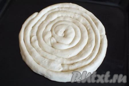 Вот так будет выглядеть "улитка" из слоёного теста с начинкой из сыра. Сверху слегка прижмите пирог ладонью.
