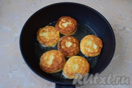  Готовые сырники станут золотистого цвета.