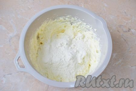 Сюда же добавьте просеянную муку и соду, перемешайте творожную массу. При добавлении муки&nbsp;ориентируйтесь на консистенцию замешиваемого теста. Оно должно стать густым и хорошо держать форму, но и лишнюю муку добавлять не нужно. Взбивать миксером не надо, иначе масса станет жидкой.
