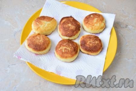 Для того чтобы убрать лишнее масло, готовые сырники выкладывайте со сковороды на бумажное полотенце.