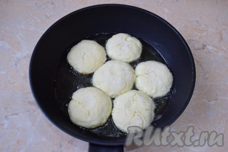 На среднем огне хорошо разогрейте сковороду, налейте немного растительного масла. Выложите сырники и обжаривайте их&nbsp;по 2-3 минуты с каждой стороны. Для того чтобы сырники успели пропечься внутри и не начали подгорать снаружи, готовьте их на огне чуть ниже среднего.