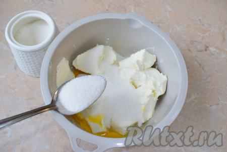 Затем всыпьте в чашу сахар (добавляя сахар, ориентируйтесь на свой вкус).