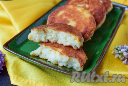 Сырники из творожного сыра получаются очень вкусными, нежными, с немного солоноватым вкусом. Дополните их вареньем, сгущёнкой или сметаной.