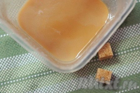 Кофе процедить через марлю, добавить молоко, сахар.