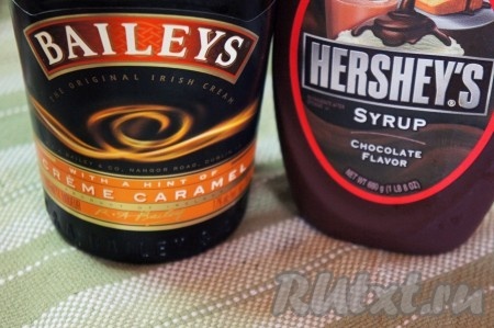 Добавить шоколадный сироп и ликер.