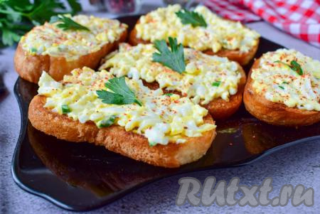 Ароматные, вкусные, сытные гренки с яйцами, луком и чесноком готовы. Перед подачей, по желанию, можно украсить зеленью (я украсила листочками петрушки) и слегка присыпать специями по вкусу. Отличная закуска, попробуйте!