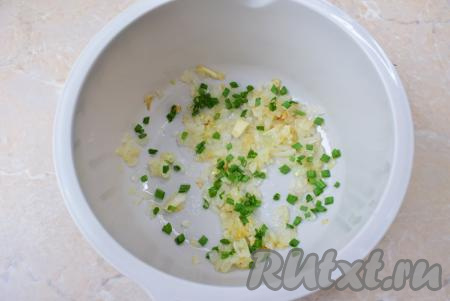 Обжаренный лук переложите в чашу, дайте ему немного остыть, а после добавьте к нему мелко нарезанный зелёный лук (будет достаточно нескольких пёрышек зелёного лука, он нужен просто для аромата).