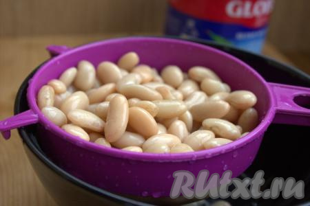 Если вы готовите с консервированной фасолью, тогда её нужно промыть водой, выложить в сито (или дуршлаг), чтобы стекла вода.