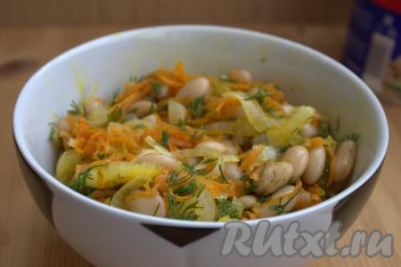 В миске соединить обжаренные лук и морковь, добавить отваренную (или консервированную) фасоль и мелко рубленную зелень. Если вы планируете подавать это блюдо в качестве гарнира, тогда к фасоли добавляйте горячие жареные лук с морковкой. Если же этот салат будете подавать в качестве закуски, тогда лук с морковкой можно добавлять тёплыми или полностью остывшими. Хорошо перемешать салат. Я не заправляла салат маслом,&nbsp;мне хватило масла, которое использовалось для обжарки моркови и лука.