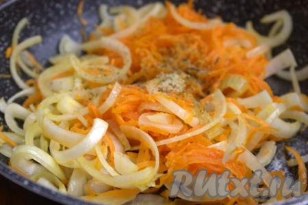 Обжаривать овощи, помешивая, в течение 5-7 минут (до мягкости), посолить и приправить молотым перцем по вкусу.&nbsp;