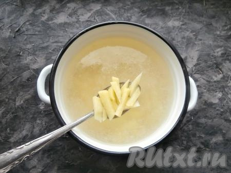  2-2,5 литра воды вскипятить в кастрюле, добавить соль и картофель, дать закипеть, а затем варить при слабом кипении 15 минут.