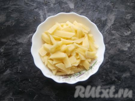 Очистить картофелины и нарезать произвольно.