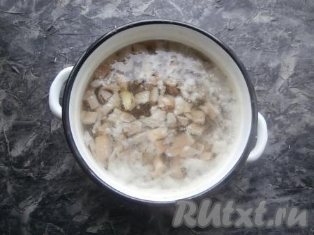 Затем добавить в кастрюлю вешенки и варить их с картофелем ещё 10-15 минут.