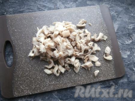 Промыть вешенки и нарезать на небольшие кусочки.