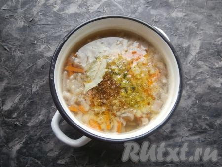 Морковку с луком обжарить до мягкости (в течение 6-7 минут) на среднем огне и добавить их в кастрюлю после того как вешенки проварятся 10-15 минут. Также всыпать&nbsp;приправу и специи, добавить лавровый лист.