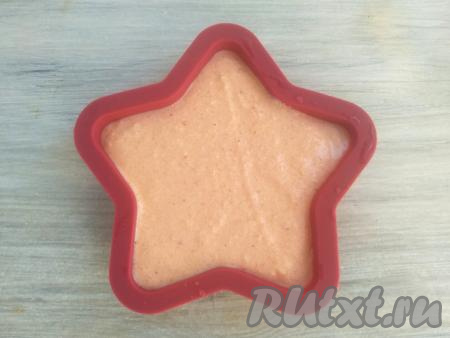 Силиконовую форму сполоснуть холодной водой, вытирать её после этого не нужно. Вылить в форму творожно-клубничную массу, а затем поставить в духовку, предварительно разогретую до 190 градусов. Готовить запеканку около 20 минут (до стабильной структуры).