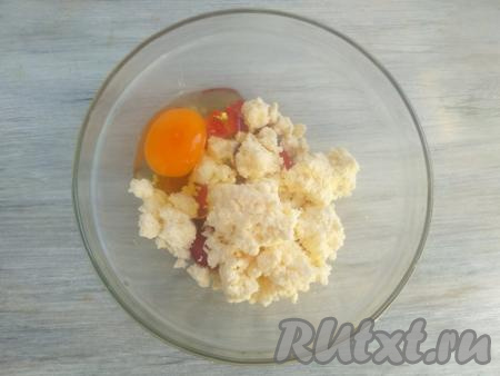 Вбить яйцо, добавить соль и ванилин. Взбить массу погружным блендером в течение 1-1,5 минут (до однородной структуры).