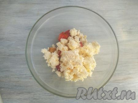 В эту же миску выложить творог.