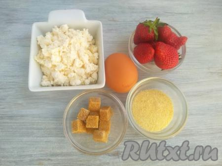 Подготовить продукты по списку для приготовления творожной запеканки с клубникой в духовке. Я для запеканки взяла тростниковый сахар в форме рафинада, но можно использовать обычный сахар-песок.