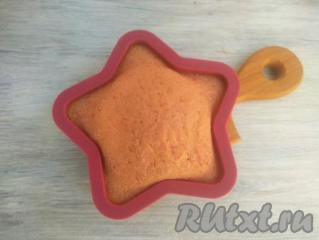 Форму достать из духовки. Запеканку остудить в форме, а затем переложить на тарелку для подачи.