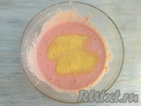 Всыпать манку, перемешать массу лопаткой, оставить на 15 минут. Творожно-клубничная масса должна получиться однородной, она будет напоминать нежирную сметану.