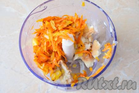 Батон отожмите от молока и выложите в измельчитель вместе с обжаренными морковкой и луком, превратите в однородную массу (если используете мясорубку, то пропустите овощи&nbsp;и батон через неё) и переложите в чашу к рыбе с сыром.