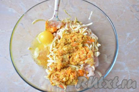 Добавьте в чашу с фаршем яйцо, соль и специи по вкусу, перемешайте.