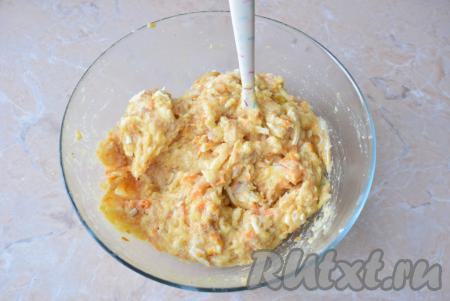 Готовый рыбный фарш немного отбейте о дно чаши, чтобы масса стала плотнее (это позволит котлетам во время жарки лучше держать форму и не разваливаться).