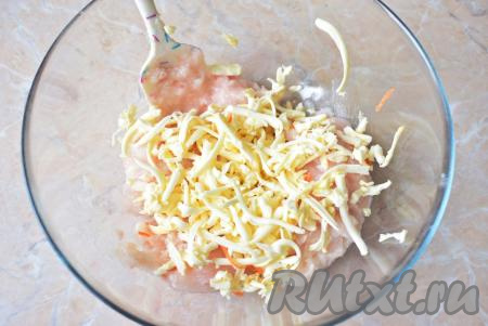 Плавленный сыр натрите на тёрке сразу в чашу к рыбному фаршу.