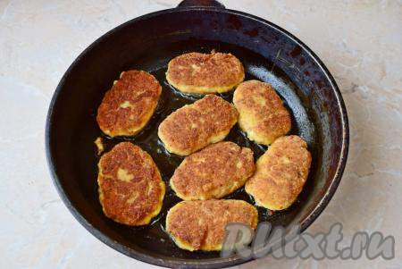 На горячую сковороду налейте немного растительного масла и обжаривайте рыбные котлеты с сыром на среднем огне по 3-4 минуты с каждой стороны.