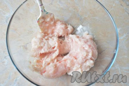 Выложите рыбный фарш в удобную&nbsp;глубокую чашу.