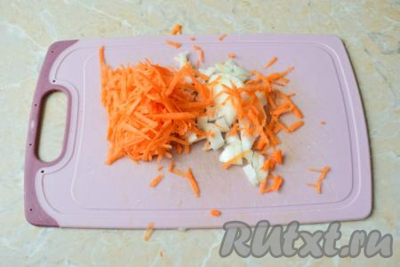 Лук и морковь очистите, затем морковку натрите на тёрке, а луковицу нарежьте на средние кубики. Обжарьте лук и морковь на небольшом количестве растительного масла на среднем огне до мягкости (ориентировочно, вам потребуется около 5 минут). В процессе обжаривания не забывайте иногда перемешивать овощи, чтобы они не подгорели. Когда обжаренные морковь с луком станут мягкими, уберите их с огня и дайте им остыть.