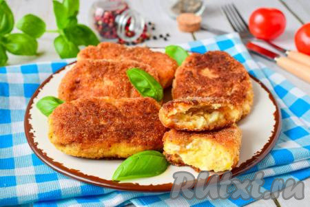 Сочные, вкусные, румяные рыбные котлеты, приготовленные с добавлением плавленного сыра, дополните гарниром и горячими подавайте к столу.