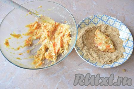 Берите немного рыбного фарша, формируйте котлеты и полностью обваливайте их в панировочных сухарях.