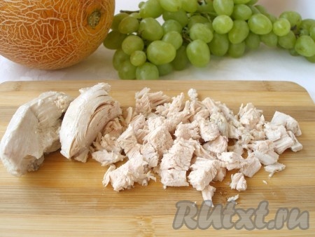 Отварную куриную грудку нарезать небольшими кусочками.
