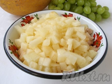 Меньшую часть дыни нарезать в салат.
