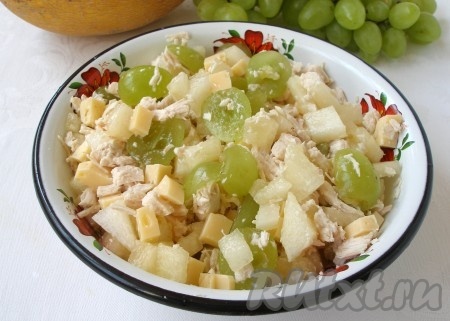 Виноград, дыню, сыр, курицу аккуратно перемешать, заправить салат йогуртом. Вкусный, сочный салат с дыней и курицей готов.
