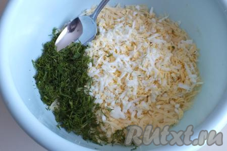 Пока тесто подходит, сделайте начинку. Для этого отварите 2 яйца в течение 8-9 минут с начала кипения воды, затем полностью остудите и очистите. Вымойте и обсушите, а затем мелко нарежьте укроп. В миску на крупной тёрке натрите яйца и сыр, добавьте укроп.