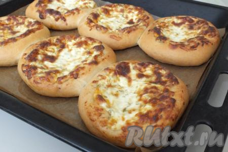 Готовые шаньги достаньте из духовки. Они должны быть красивого, румяного цвета. Снимите шаньги с сыром и яйцами с противня, немного охладите и подавайте на стол.