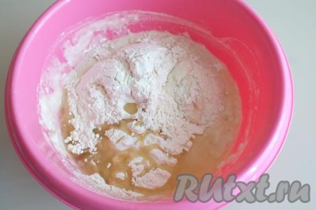 Всыпьте оставшиеся муку и масло, перемешивайте сначала ложкой, когда станет трудно перемешивать, продолжайте замешивать руками.